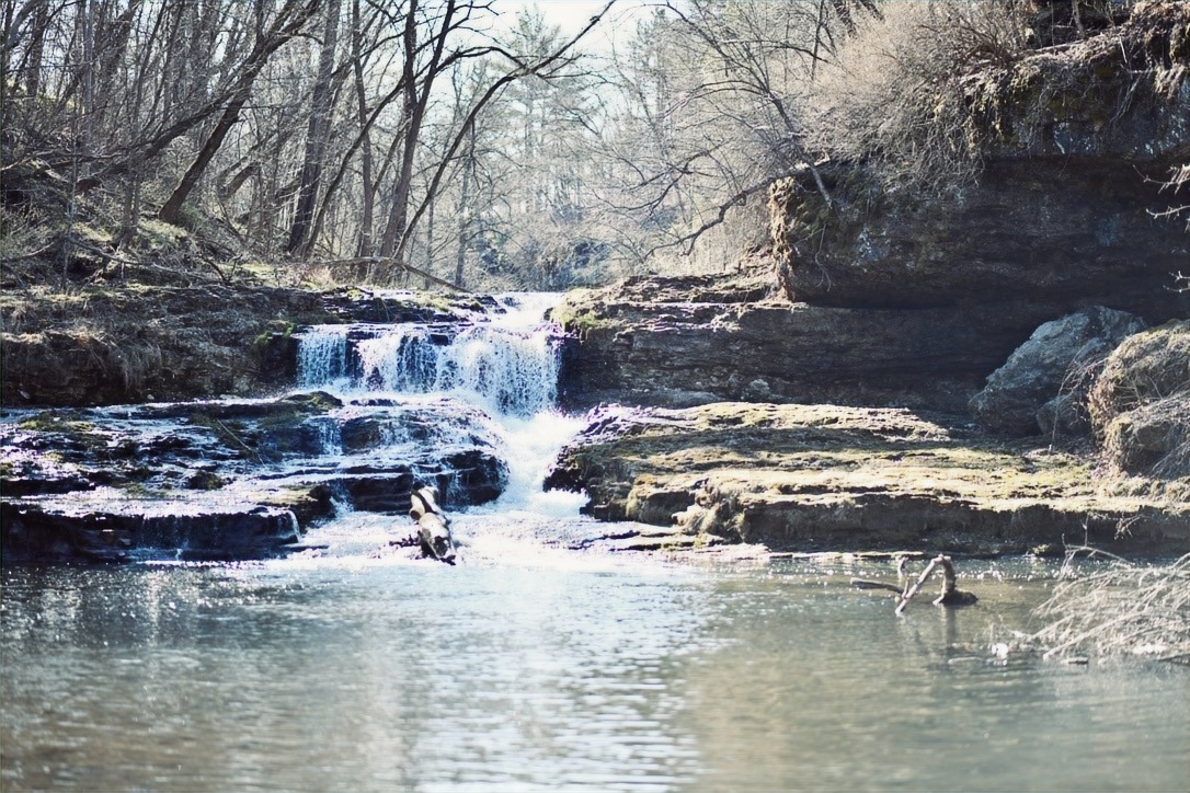 Water rushing over the Kinnickinnic River waterfall